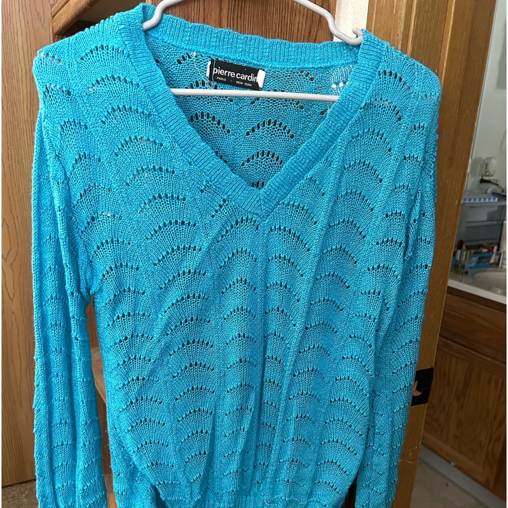Women’s vintage sweater. Beautiful blue color. Very-neck. Rarely worn.